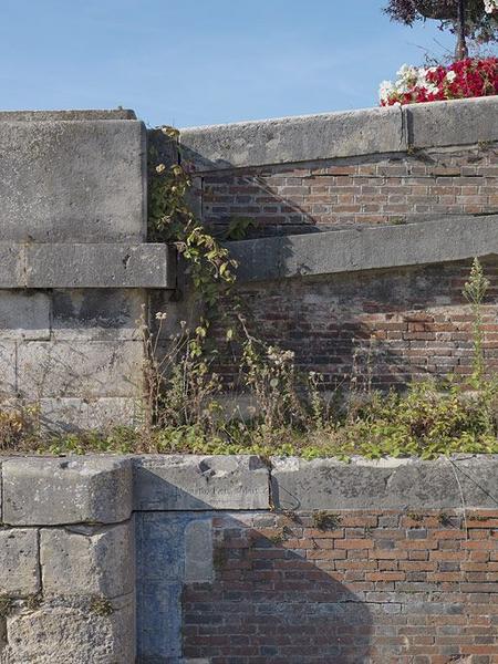 Le pont sur écluse : détail des maçonneries avec l'échelle de crues.