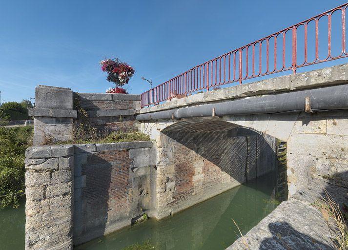 Le pont sur écluse : détail des maçonneries avec l'échelle de crues.