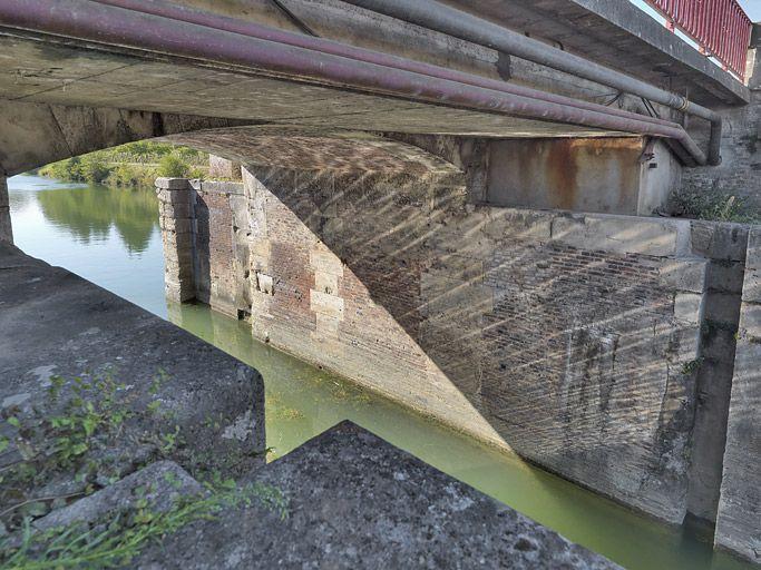 Pont routier sur l'écluse 114-115 du versant Yonne (canal de Bourgogne)