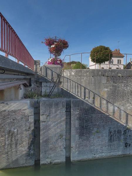 Le pont sur écluse : détail des maçonneries.