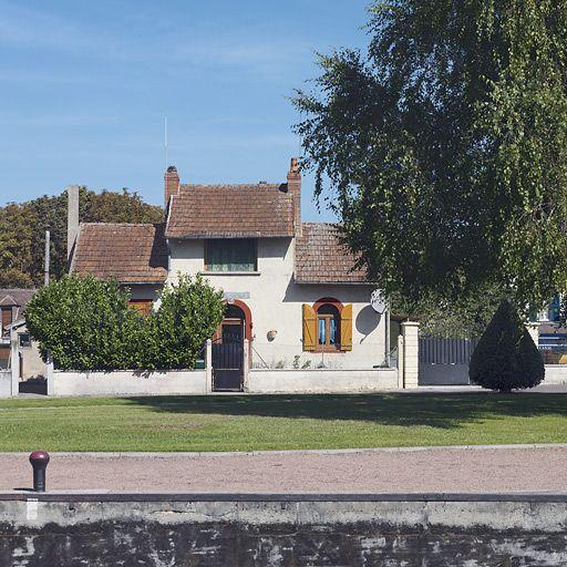 Maison vue de face.