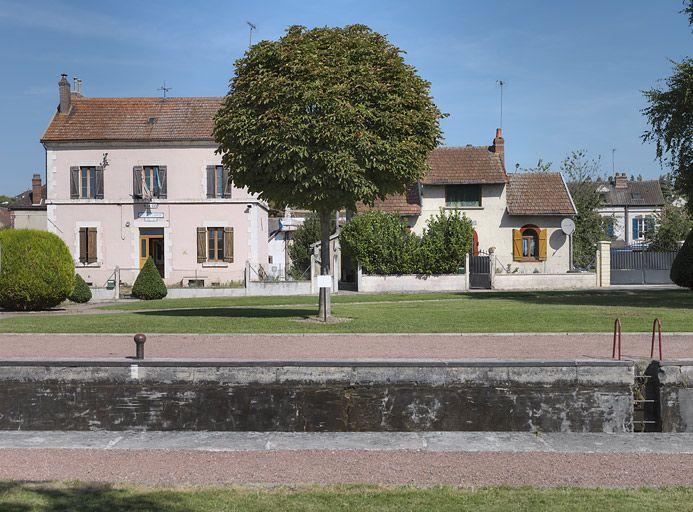 Les deux maisons de face.