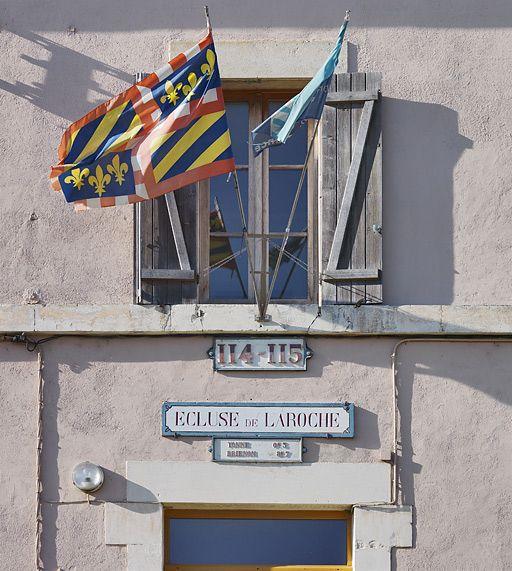 La maison éclusière et de perception : détail des plaques.