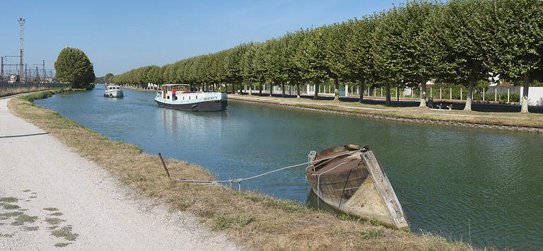 Bateau-écluse ou bateau-porte amarré dans le bief 114-115, en aval du pont sur l'écluse 113.