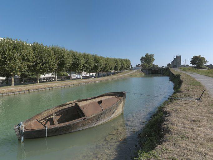 Bateau-écluse ou bateau-porte amarré dans le bief 114-115, en aval du pont sur l'écluse 113.