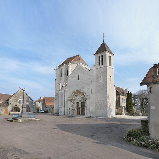 Façade de l'église paroissiale de Saint-Thibault, avec à gauche, le monument aux morts.