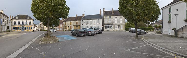 Vue d'ensemble de la Place, avec au fond à gauche, le café des Chiens.