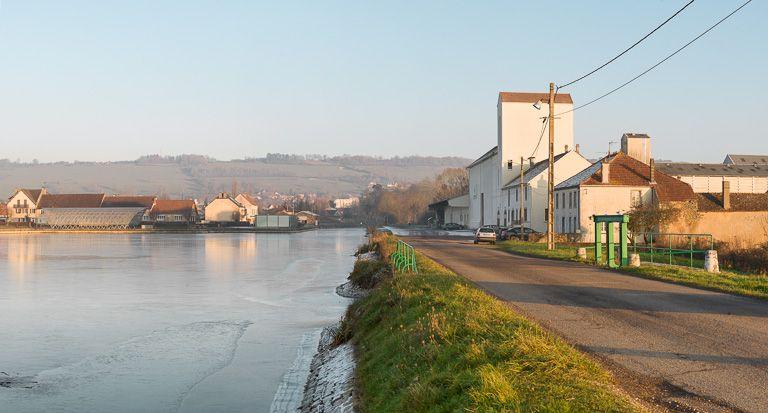 Vue d'aval : à droite le déversoir et les silos, à gauche la halle du toueur.