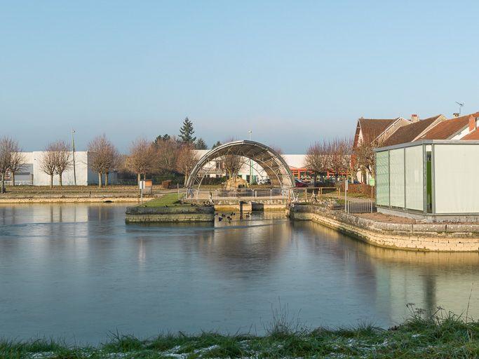 Le port depuis la rive gauche, au centre la halle du toueur.