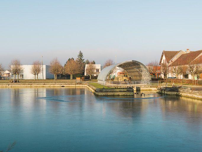Le port depuis la rive gauche, au centre la halle du toueur.