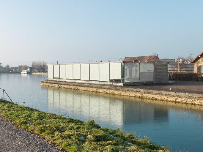 Le musée vu d'amont, au fond le port.