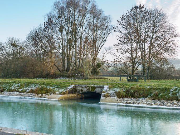 Arrivée de la rigole d'alimentation dans le canal.