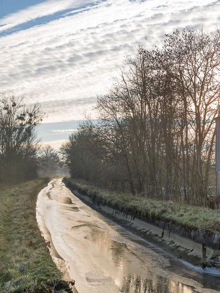 La rigole d'alimentation rive gauche.