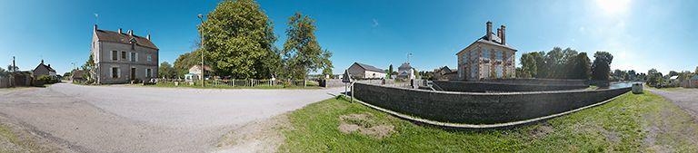 Panoramique avec de gauche à droite : la maison éclusière, le site d'écluse, le pont sur écluse et la maison des ingénieurs.