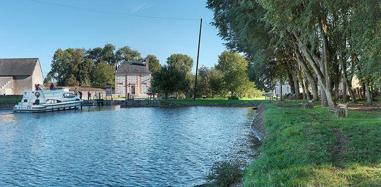 Site d'écluse au premier plan. Derrière, la maison des ingénieurs.
