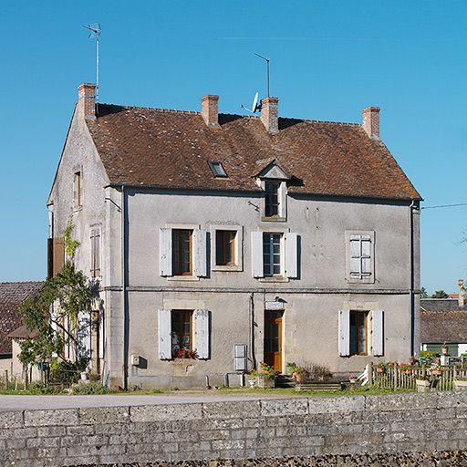 La maison éclusière de face.
