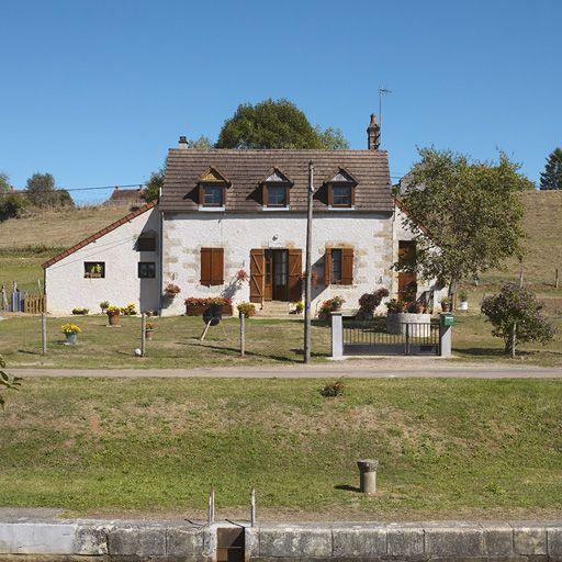 La maison éclusière, de face.