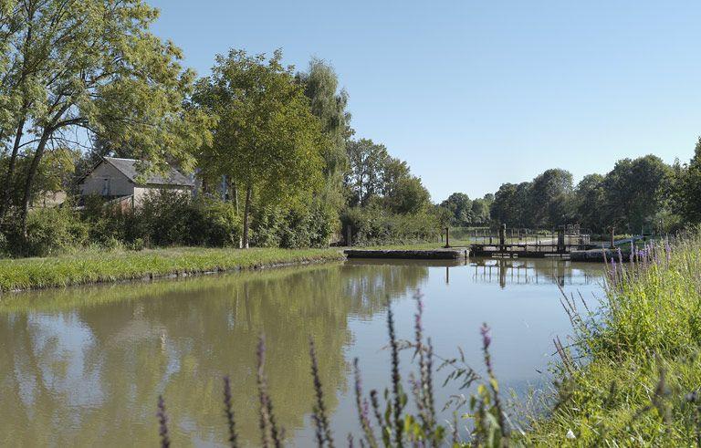Le site d'écluse, d'amont. La maison éclusière à gauche.