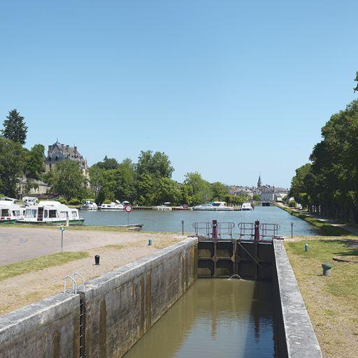 Vue générale du port, avec à gauche le château et au fond, la ville de Châtillon-en-Bazois.