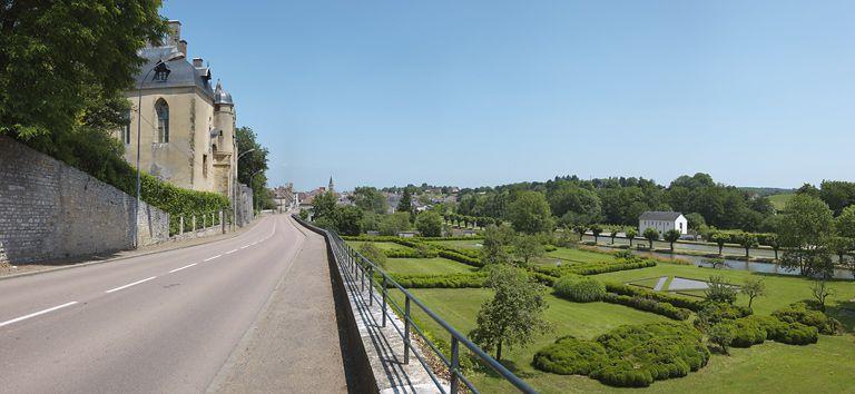 Vue du château, avec en contrebas, les jardins, le vivier et le canal.