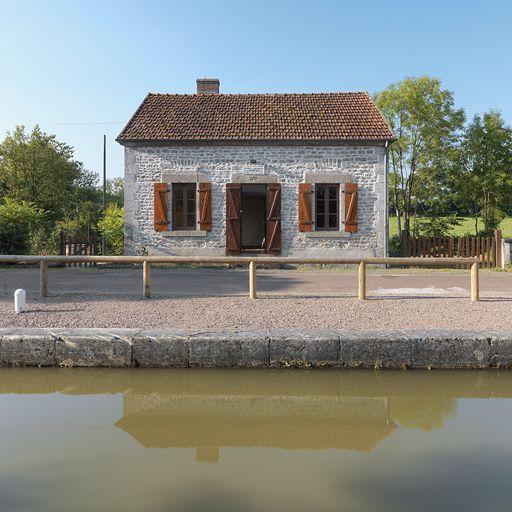La maison éclusière : vue de face.