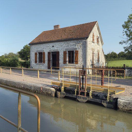 La maison éclusière, vue de 3/4 avant.