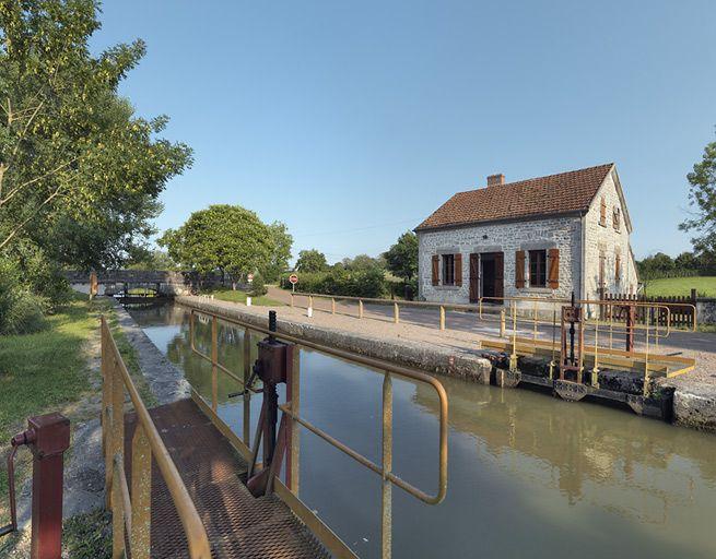 Le site d'écluse avec la maison éclusière, rive droite.