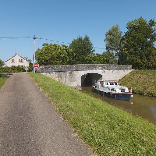 Le pont, vue d'aval. On distingue à gauche la maison éclusière du site 22 L.