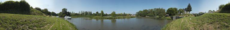 Panorama du port. A droite le barrage et le site d'écluse.