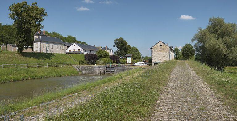 Le site d'écluse : à gauche, la maison éclusière de l'autre côté de la route et à droite le magasin.