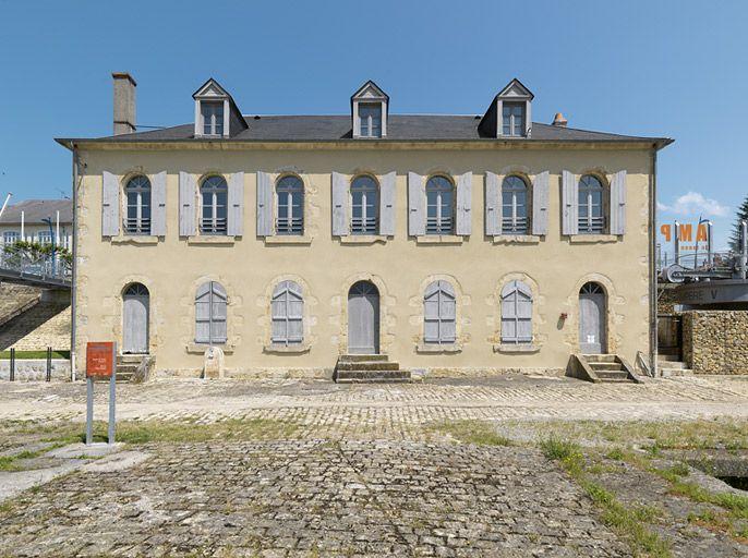 Façade principale de la maison, côté canal.