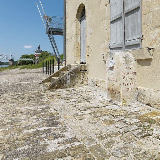 La borne située devant la maison du receveur.