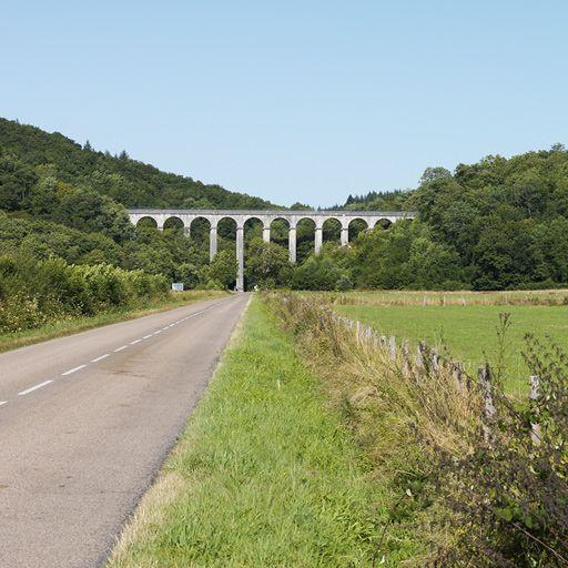 L'aqueduc de Montreuillon, depuis la vallée.