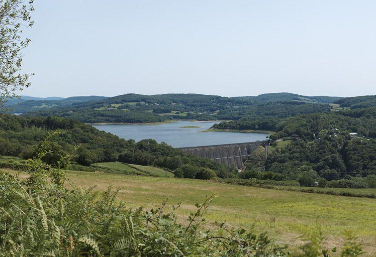 Vue de l'ensemble du barrage et du réservoir de Pannecière.