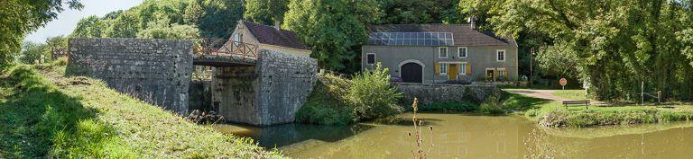 Le pont vu d'aval et l'abreuvoir (rive gauche).