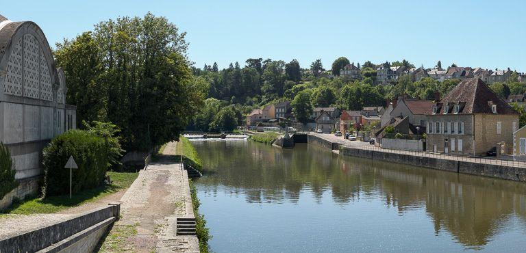 Le site d'écluse et le pertuis dans l'Yonne, vus d'aval. A gauche, on aperçoit Notre-Dame de Bethléem (IA58000661). A droite, la ville de Clamecy.