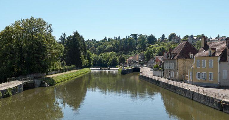 Le site d'écluse et le pertuis dans l'Yonne, vus d'aval. A gauche, passerelle en métal enjambant une prise d'eau dans l'Yonne.