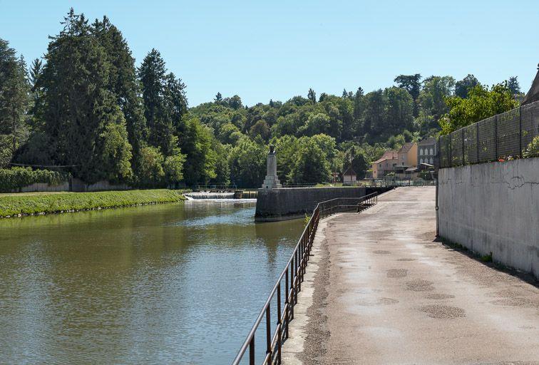 Le site d'écluse et le pertuis dans l'Yonne, vus d'aval.