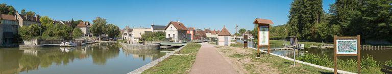 De gauche à droite : le Port des Jeux avec en arrière-plan l'avenue de la République ; le site d'écluse et l'Yonne (avec le pertuis surmonté d'une passerelle), vus d'amont.