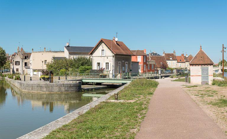 Vue d'ensemble du site, pris d'amont. Au premier plan, le pont mobile (IA58000966).