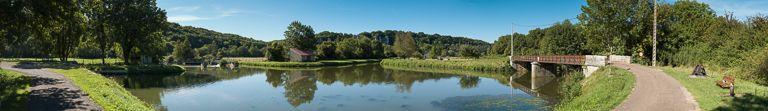 Vue panoramique de la râcle de Basseville avec : au centre le barrage et au fond, le site d'écluse 51 que l'on aperçoit. A droite, la passerelle sur l'Yonne.