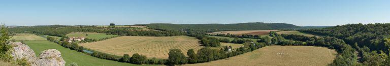 Vue panoramique depuis les roches de Basseville avec de gauche à droite : la chartreuse de Basseville, le site d'écluse 51 et la râcle de Basseville, au niveau du barrage.