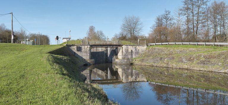 Pont routier sur l'écluse 10 du versant Méditerranée (canal du Centre)