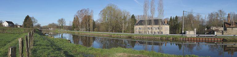 Vue d'ensemble du château, depuis la rive droite du canal.