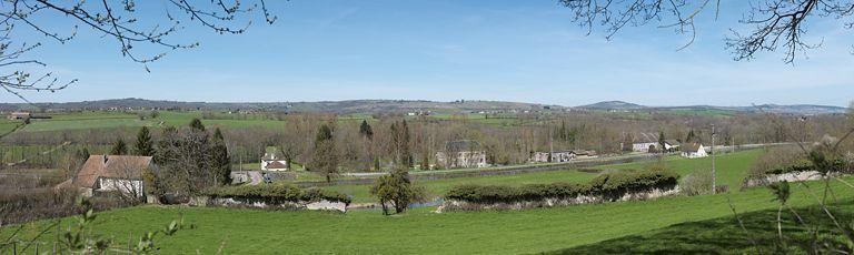 Vue d'ensemble du site avec à gauche un pont routier isolé, au centre le château de la Motte avec à sa droite les bâtiments de l'ancienne verrerie. A droite, le site d'écluse 15.