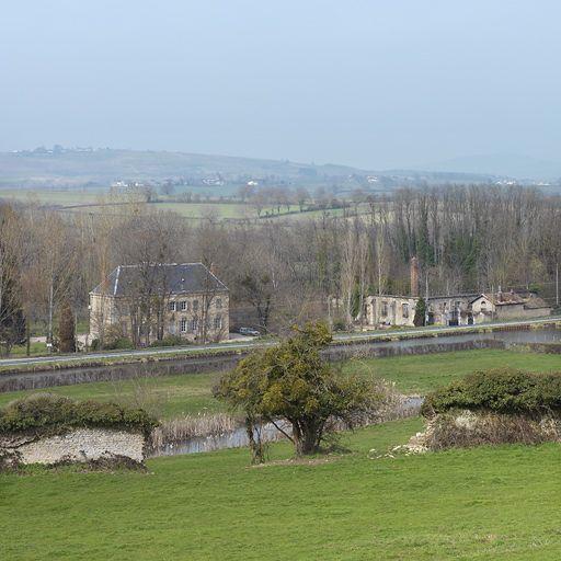 Vue d'ensemble du château de la Motte avec à sa droite les bâtiments de l'ancienne verrerie.