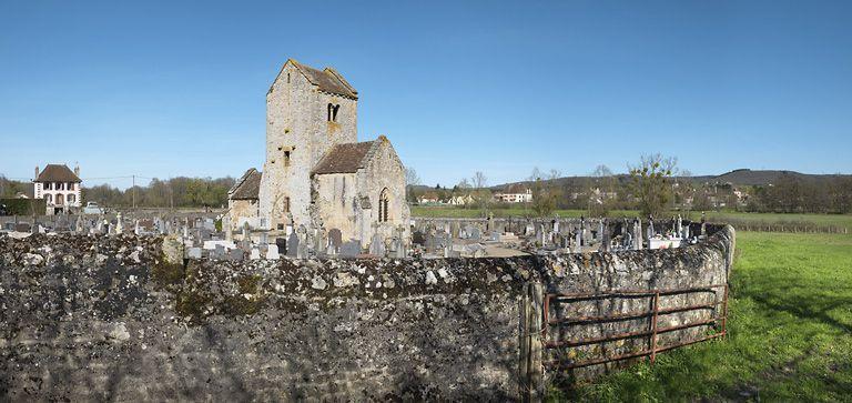 Vue d'ensemble de l'église et du cimetière.