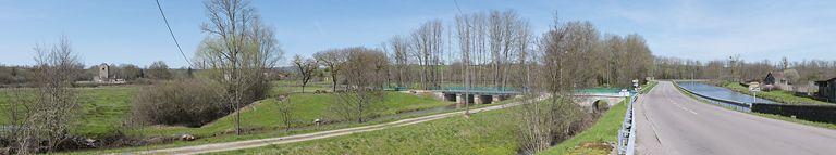 Panorama avec de gauche à droite : l'église, le pont sur la Dheune, le pont sur contre-fossé et le canal.