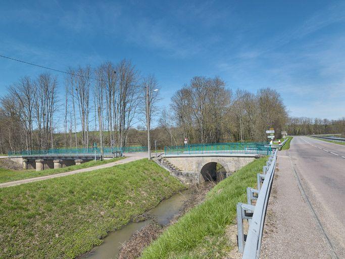 Le pont sur contre-fossé. A sa gauche, le pont sur la Dheune. A droite, le canal.