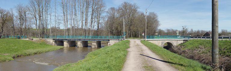 Le pont sur la Dheune. A droite, le pont sur contre-fossé.